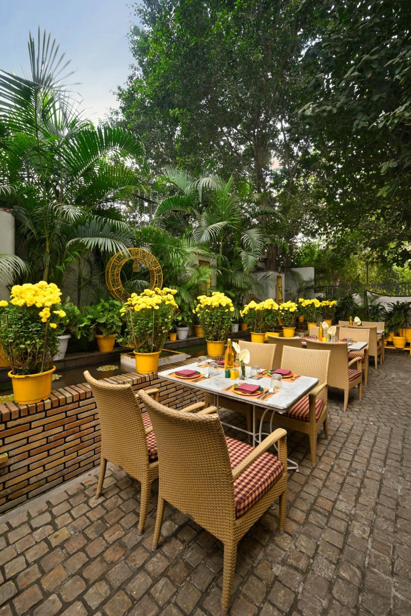 Готель Ambassador, New Delhi - Ihcl Seleqtions Екстер'єр фото The Garden Grille